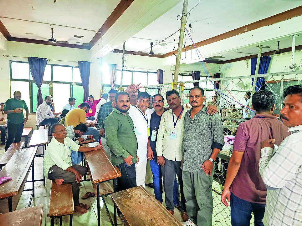 Sarpanch Sarpanch and members of 80 gram panchayats out of 196 in the district ...