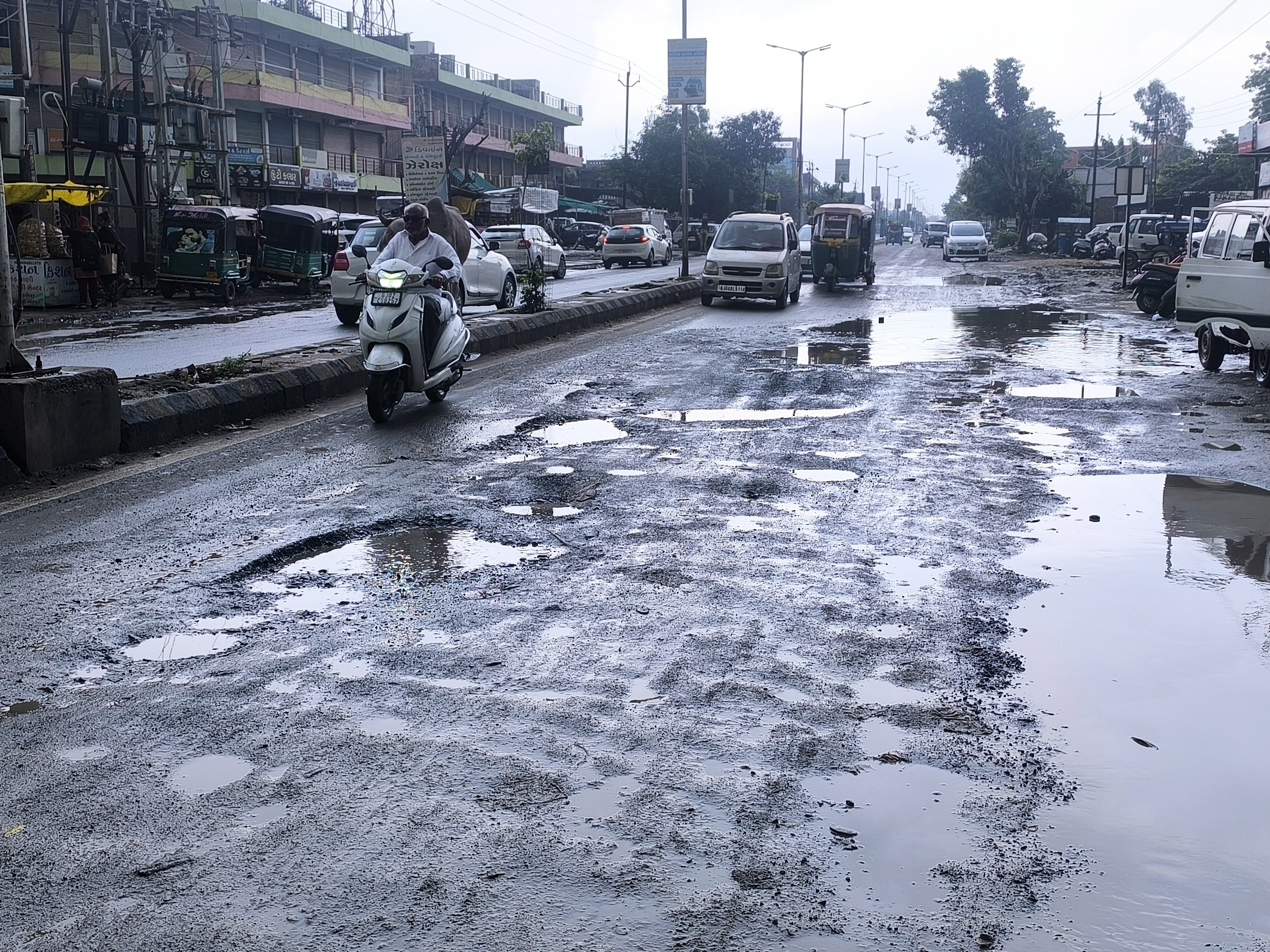 Visnagar Roads Condition Worsen; Potholes Widespread PHOTOS | તામ્રનગરી બની  ખાડાનગરી: વિસનગર શહેરના મુખ્ય માર્ગો બન્યા ખખડધજ; મસમોટા ખાડાઓથી વાહનચાલકો  પરેશાન - Visnagar ...