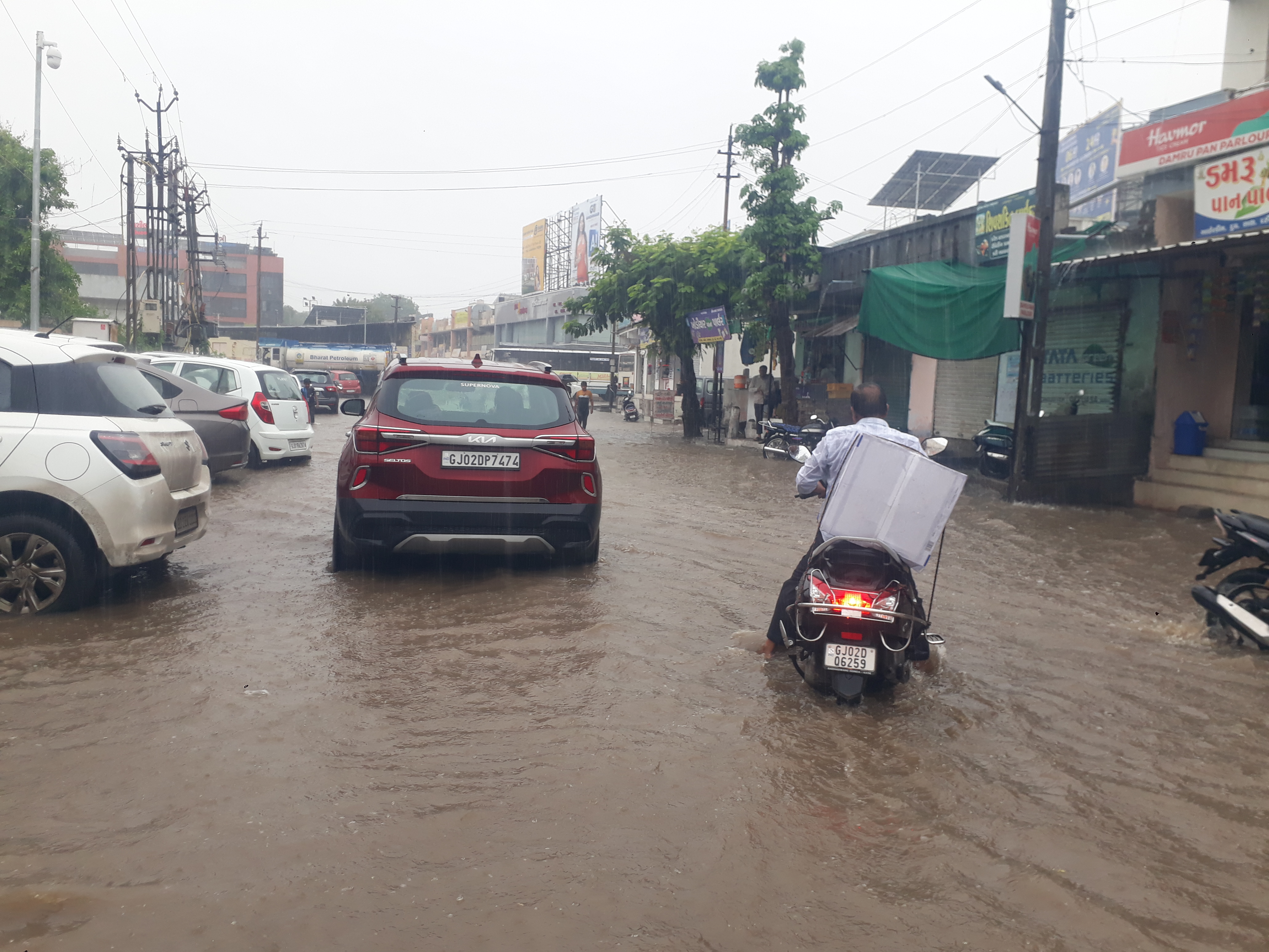 Kadi flooded due to 4 inches of rain in 5 hours, three bridges submerged |  શહેરીજનોની હાલત કફોડી બની: કડી 5 કલાકમાં 4 ઈંચ વરસાદથી જળબંબાકાર, ત્રણે  બ્રિજ પાણીમાં - Kadi News | Divya Bhaskar