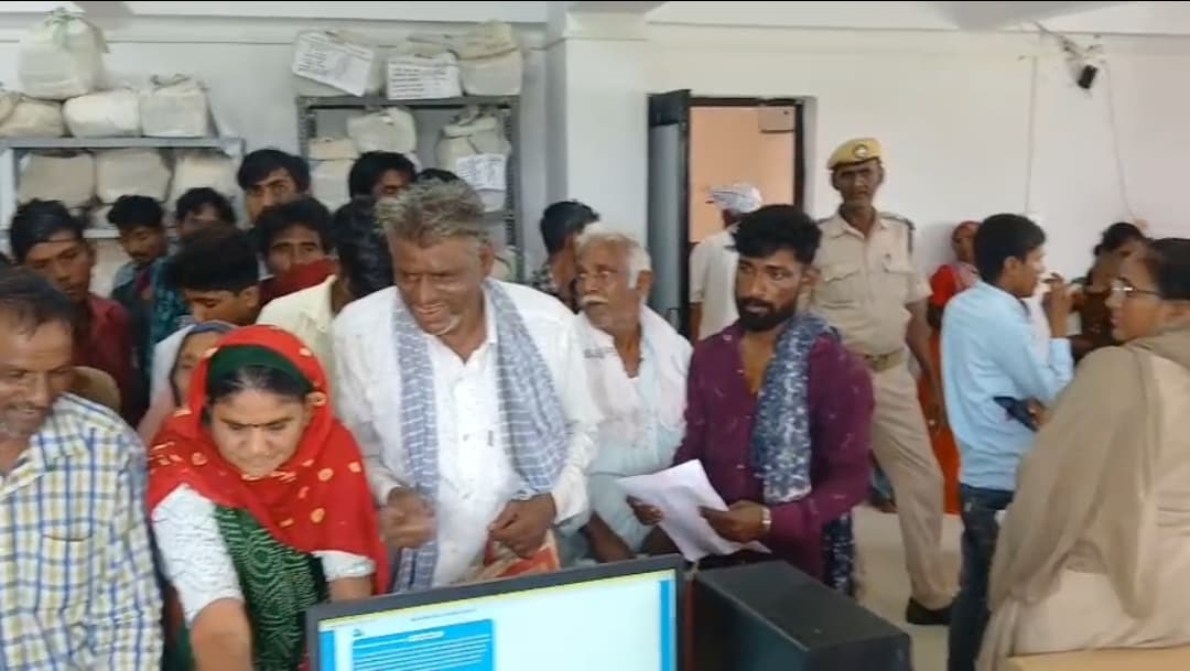 Due to server glitch in Sami Mamlatdar's office, only three to four e-KYCs  are being processed, causing anger among the people. | લોકોને ધક્કો: સમી  મામલતદાર કચેરીમાં સર્વર ખામીને કારણે માત્ર ત્રણથી