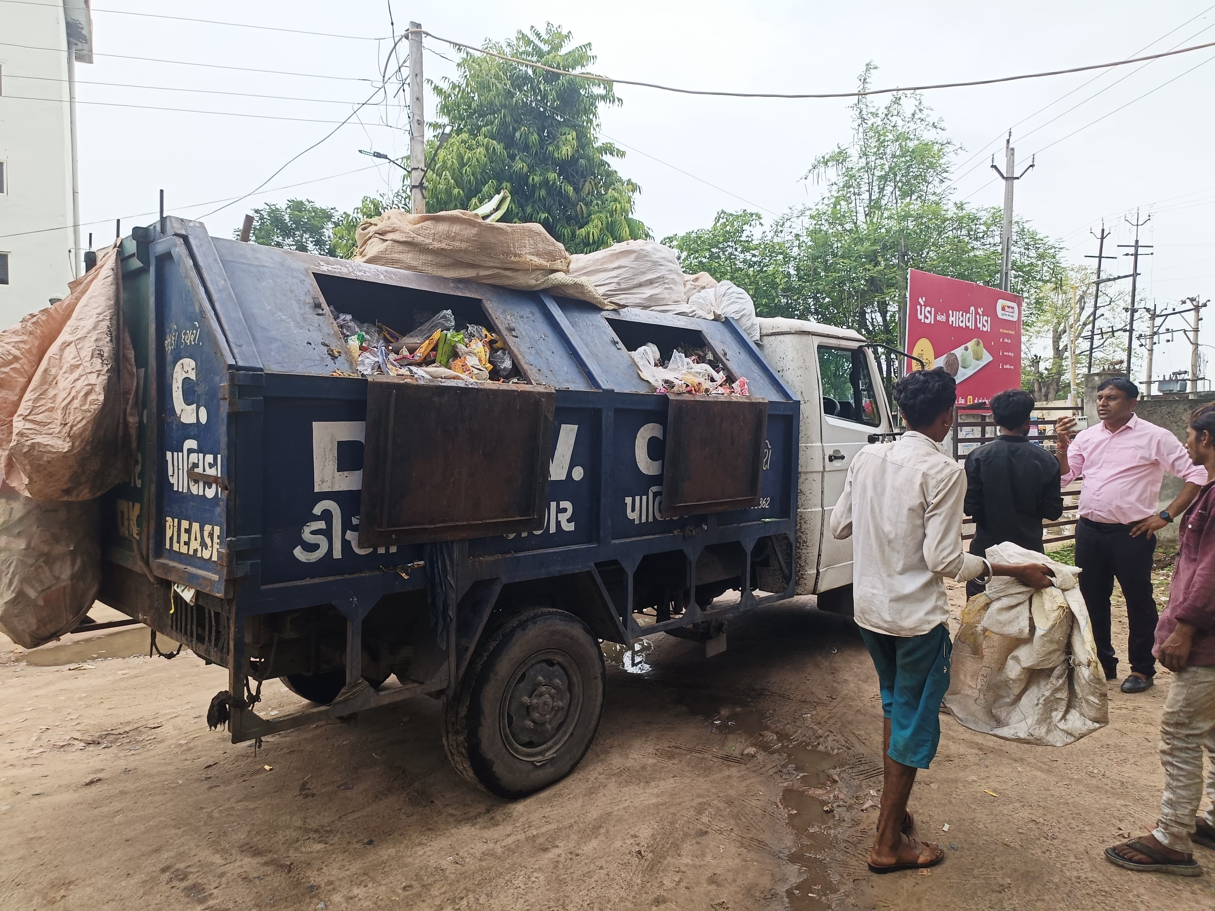 The Collector formed a four-member special investigation committee | ડીસા  નગરપાલિકામાં સફાઈ કૌભાંડ: કલેકટરે ચાર સભ્યોની વિશેષ તપાસ સમિતિની રચના કરી -  Deesa News | Divya Bhaskar