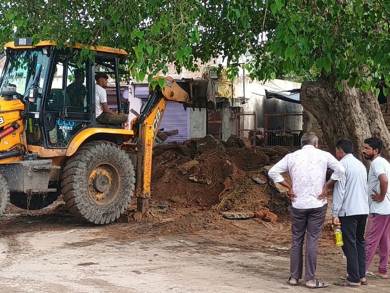 Kadi police demolish illegal construction of attempted murder accused | કડી  પોલીસની કાર્યવાહી: હત્યાના પ્રયાસના આરોપીનું ગેરકાયદે બાંધકામ તોડી પડાયું -  Kadi News | Divya Bhaskar