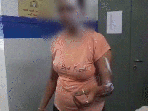 Kalol Chhatral Acid Attack Women Home Guards Injured | કલોલમાં હોમગાર્ડ  મહિલા પર એસિડ-એટેક: રિક્ષા બરોબર જગ્યાએ પાર્ક કરવાનું કહેતાં રિક્ષાચાલકે  એસિડ ફેંક્યું ...