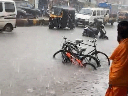 Gujarat Monsoon: Heavy Rain Forecast July 27-28; Yellow Alert 13 Districts  | અમદાવાદમાં ભારે પવન સાથે વરસાદ: ગુજરાત પર એક સાથે ચાર સિસ્ટમ સક્રિય; છોટા  ઉદેપુર, નર્મદા, વલસાડ ...