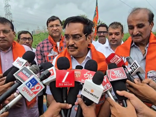 Navsari Kamalam Office Tree Plantation; CR Paatil Cancels Par-Tapi-Narmada River  Link Project, PHOTOS, VIDEOS | પાર-તાપી-નર્મદા રિવરલિંક પ્રોજેક્ટ મુદ્દે  રાજકારણ ગરમાયું: પાટીલે કહ્યું ...