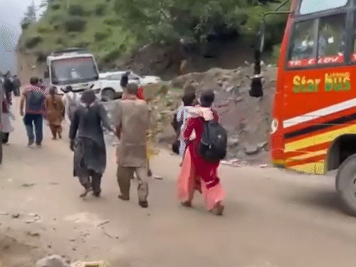 दुर्घटना स्थल से लोगों को तुरंत सुरक्षित स्थान पर ले जाया गया।