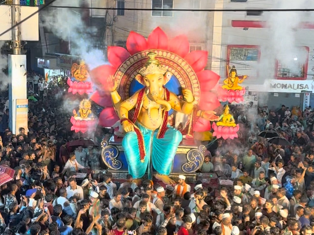 Grand start of Ganesh festival in Godhra | ગોધરામાં ગણેશ મહોત્સવની ભવ્ય શરૂઆત: શિવ ગંગા ગ્રુપે ઓપરેશન સિંદૂર થીમ સાથે કર્યું ગણપતિનું આગમન, વરસાદ છતાં ઉમટ્યો ...