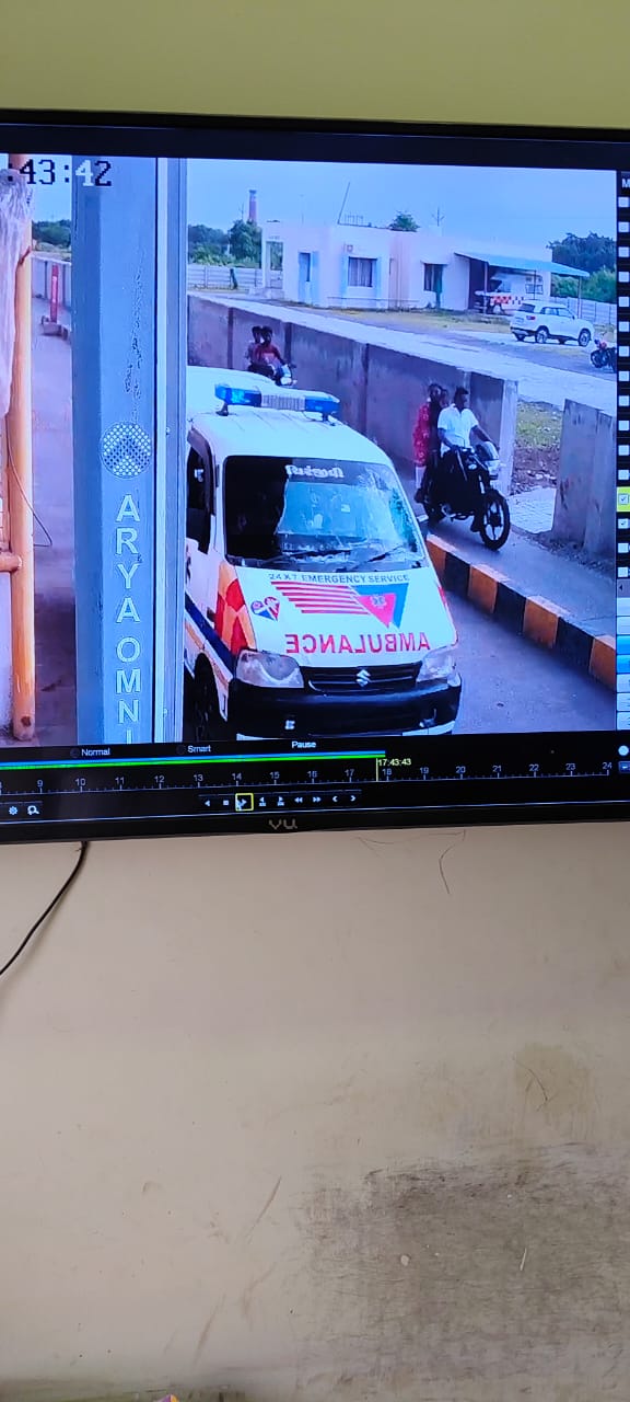 सीसीटीवी में कैद हुई एम्बुलेंस