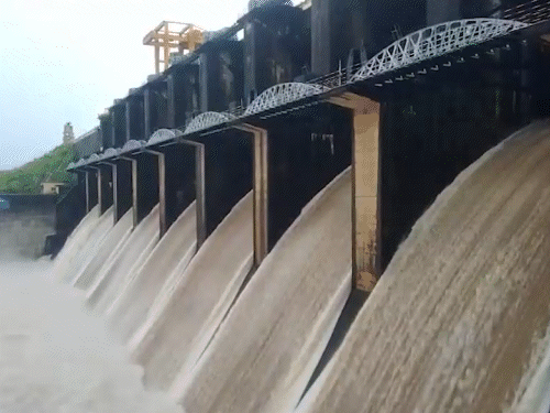 Gujarat Saurashtra Rain Havoc VIDEOS; Junagadh Mendarda Floods, Rivers  Overflow, Villages Submerged | મેંદરડામાં આભ ફાટ્યું, 13 ઈંચ વરસાદ: ગામડાં  ડૂબ્યાં-ખેતરો બેટમાં ફેરવાયાં, મધુવંતી ...