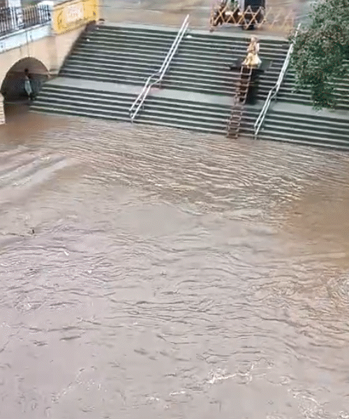 Cloudburst hits Mendarda, 13 inches of rain flood towns,Rivers overflow in Gir Somnath, Bhavnagar, Amreli & Valsad; Surat faces urban flooding - Gujarat News | Bhaskar English
