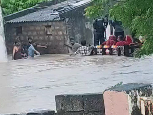 12.5 inches of rain causes waterlogging in Mendarda, many roads closed |  જૂનાગઢમાં મેઘતાંડવ, 35 ગામો સંપર્ક વિહોણા અનેક રસ્તાઓ બંધ: મેંદરડામાં 12.5  ઈંચ વરસાદથી જળબંબાકાર ...