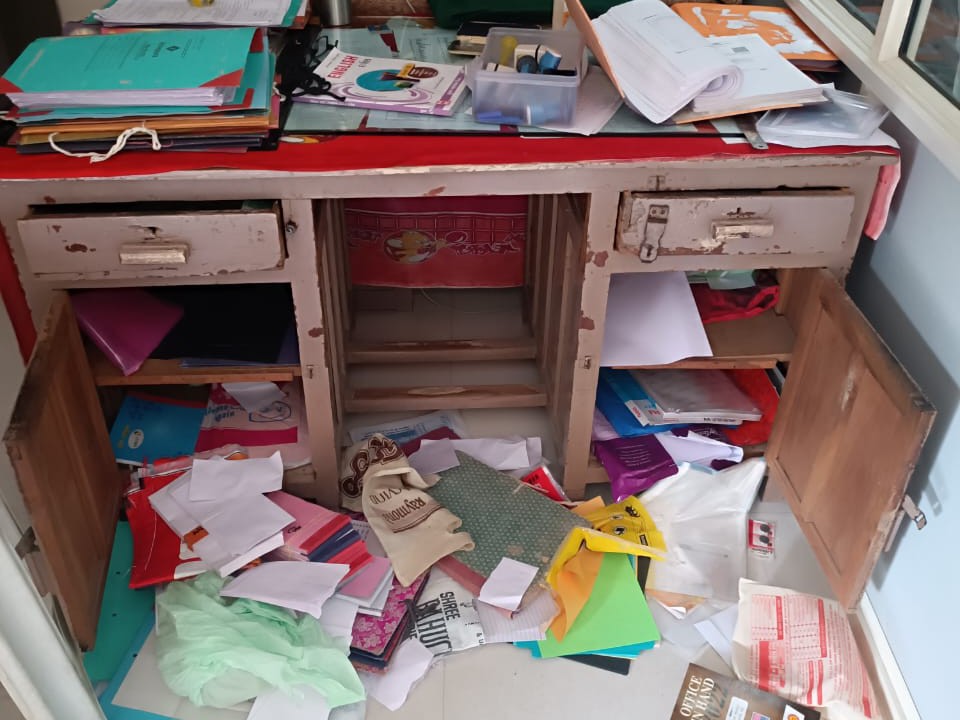 Kalyan Vidyalaya Highschool Kalyanpura Theft | કડીની હાઈસ્કૂલમાં રાત્રે ચોરી:  આચાર્યની ઓફિસ સહિત 5 રૂમના તાળા તોડ્યા, સીસીટીવીમાં તસ્કરોની હલચલ કેદ - Kadi  News | Divya ...