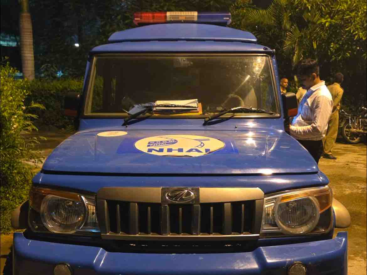 Liquor smuggling caught from NHAI vehicle | NHAIની ગાડીમાંથી દારૂની  હેરાફેરી પકડાઈ: અમીરગઢ નજીક 3.99 લાખના મુદ્દામાલ સાથે ત્રણ આરોપી ઝડપાયા, એક  ફરાર - banaskantha (Palanpur ...