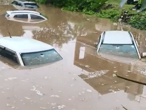 Heavy rains wreak havoc in Gujarat,17 cars submerged in rushing water;  poclain used to rescue people on Shamlaji-Bhiloda highway - Gujarat News |  Bhaskar English