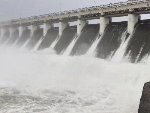 61 dams overflow in Saurashtra & Kutch ,Analysis of 161 dams reveals Saurashtra matches last year's storage, Kutch 26% lower