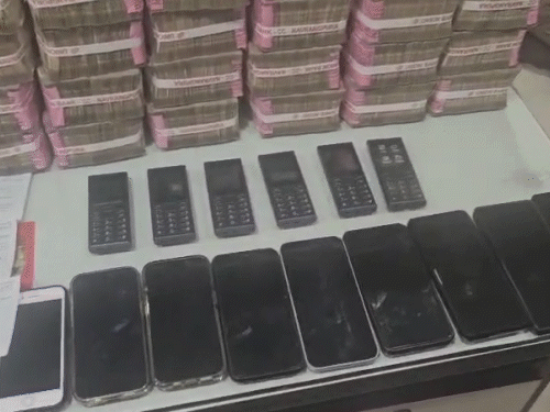 Recovery of crores of rupees at once | સાયબર ફ્રોડ કરતી ટોળકી પાસેથી રૂ. 3.16 કરોડ રોકડા ઝડપાયા: ભાડા પર એકાઉન્ટ મેળવી ગુનાને અંજામ આપતા, ચલણી નોટનો ઢગલો જોઈ ...