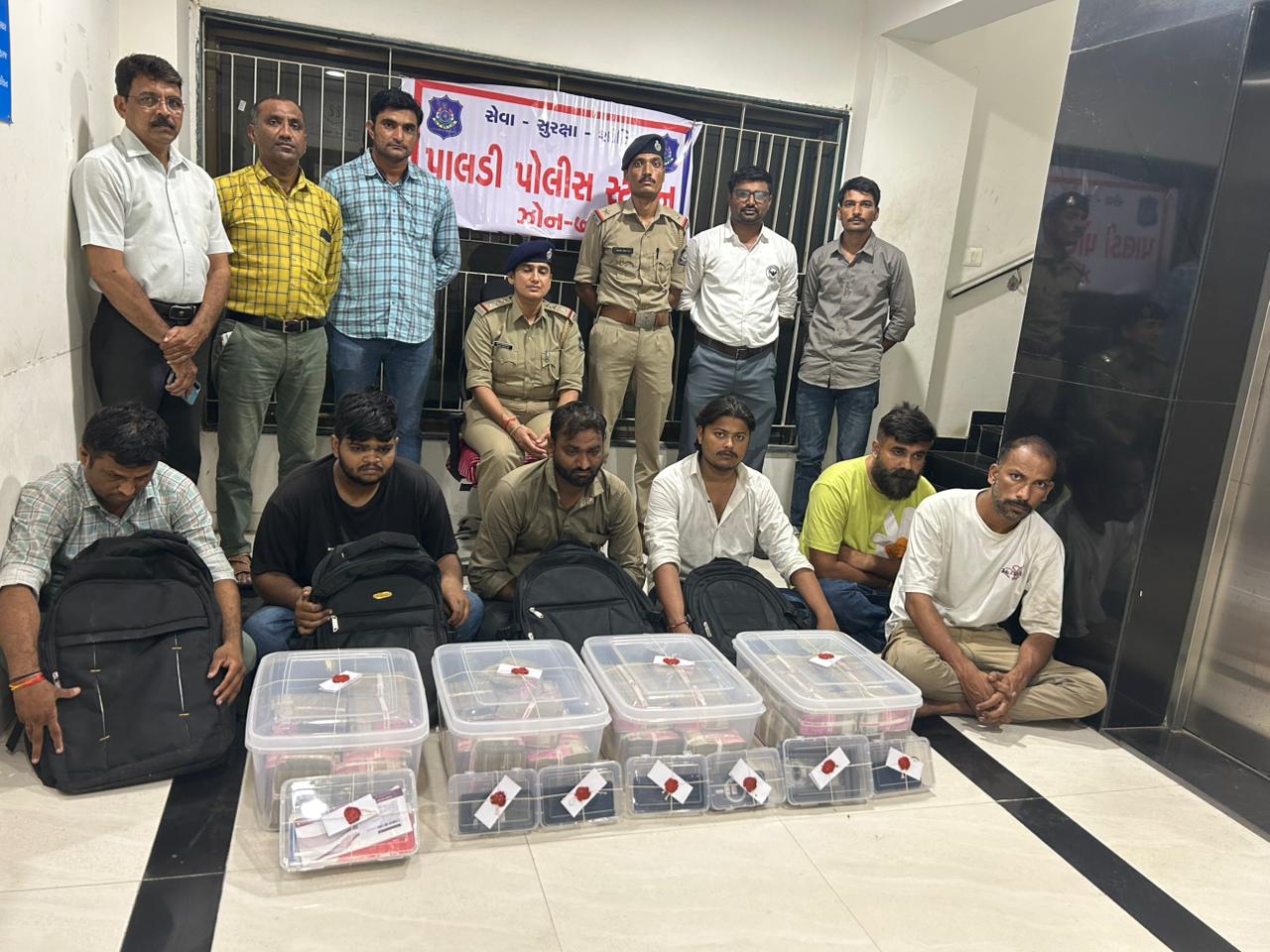 Recovery of crores of rupees at once | સાયબર ફ્રોડ કરતી ટોળકી પાસેથી રૂ. 3.16 કરોડ રોકડા ઝડપાયા: ભાડા પર એકાઉન્ટ મેળવી ગુનાને અંજામ આપતા, ચલણી નોટનો ઢગલો જોઈ ...