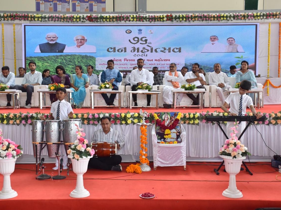 નવોદય વિદ્યાલય ખાતે 'એક પેડ મા કે નામ 2.0' અભિયાન શરૂ, વિધાનસભાના મુખ્ય દંડક ઉપસ્થિત|બોટાદ,Botad - Divya Bhaskar
