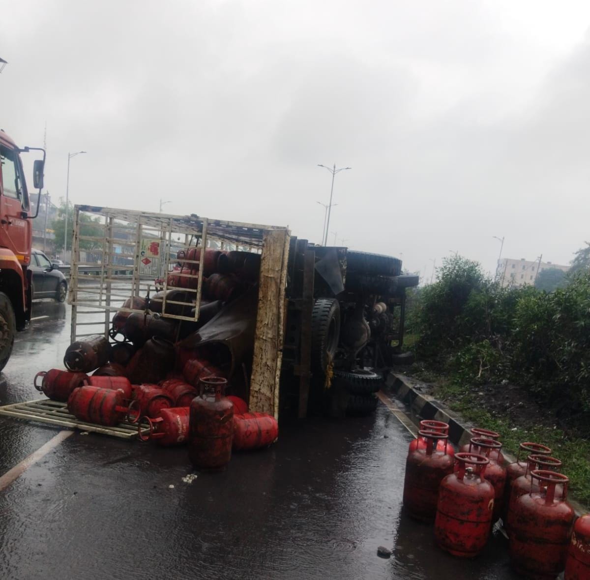 A tempo loaded with LPG cylinders overturned at the Kim intersection.