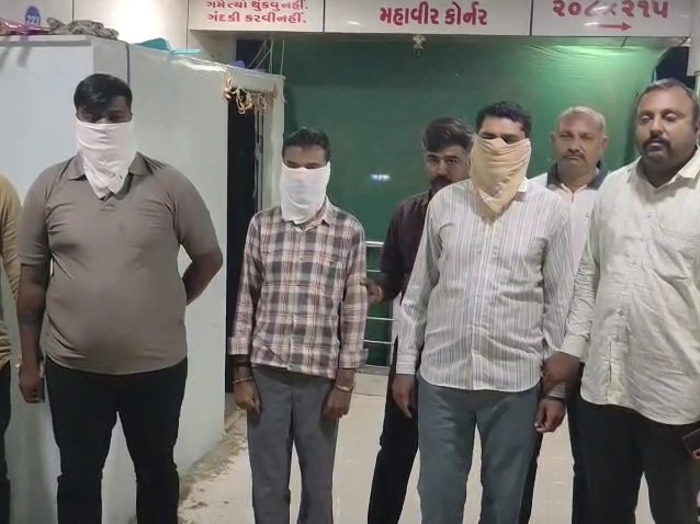 સંચાલક સહિત ત્રણની ધરપકડ, દેહવ્યાપાર માટે સુરતથી મહિલાઓને લવાતી હતી|બોટાદ,Botad - Divya Bhaskar
