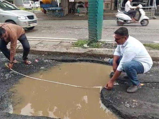 શહેરના મુખ્ય માર્ગો પર બે ફૂટ સુધીના ખાડા, વાહનચાલકોને મુશ્કેલી|બોટાદ,Botad - Divya Bhaskar