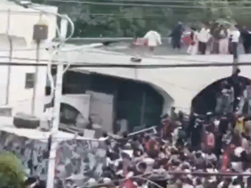 प्रदर्शनकारी संसद में प्रवेश करने का प्रयास कर रहे हैं।