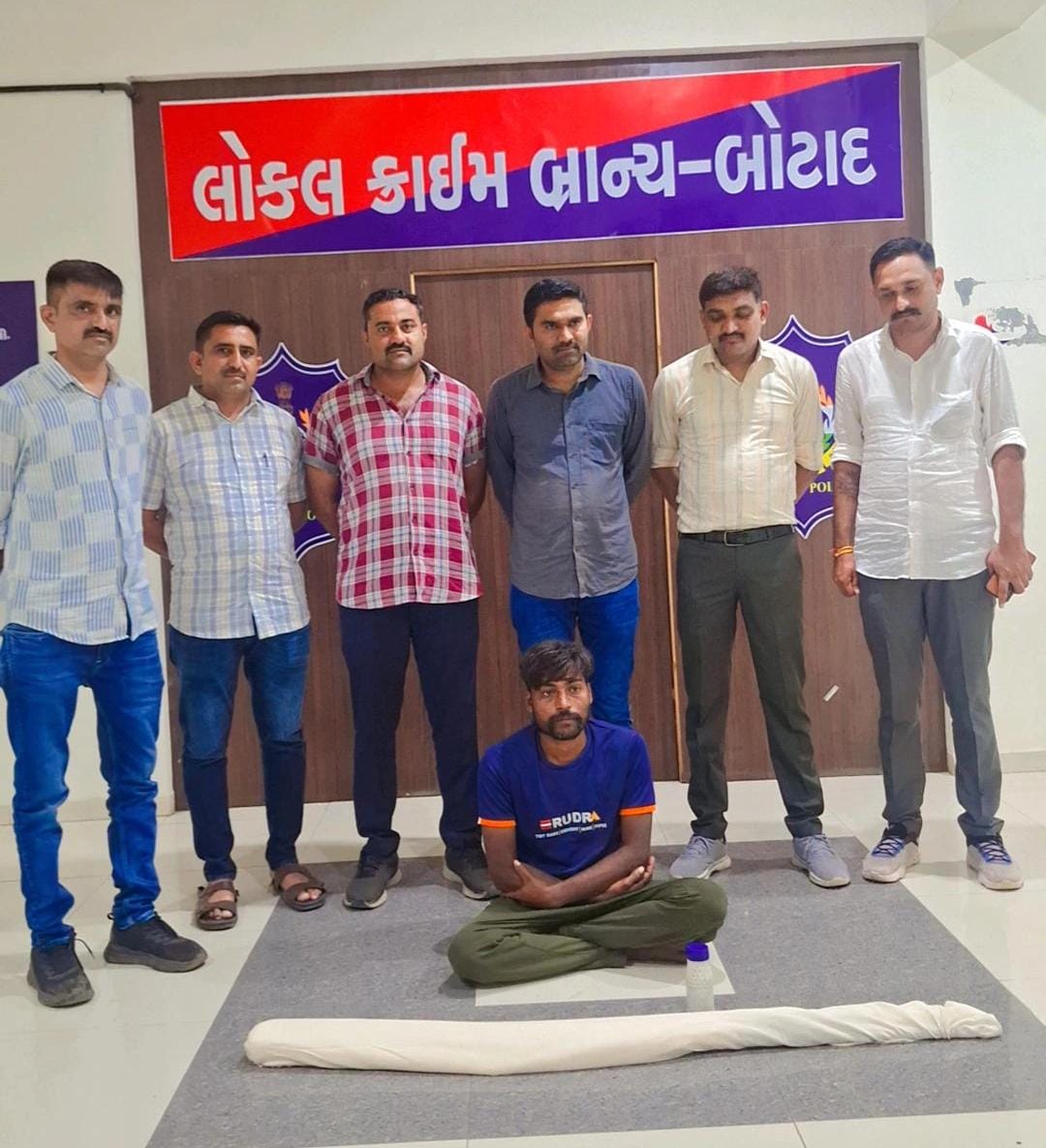 બોટાદ LCB ટીમે જુગાર, પેરોલ જમ્પ, ગેરકાયદે હથિયાર રાખનાર ત્રણને દબોચ્યા|બોટાદ,Botad - Divya Bhaskar