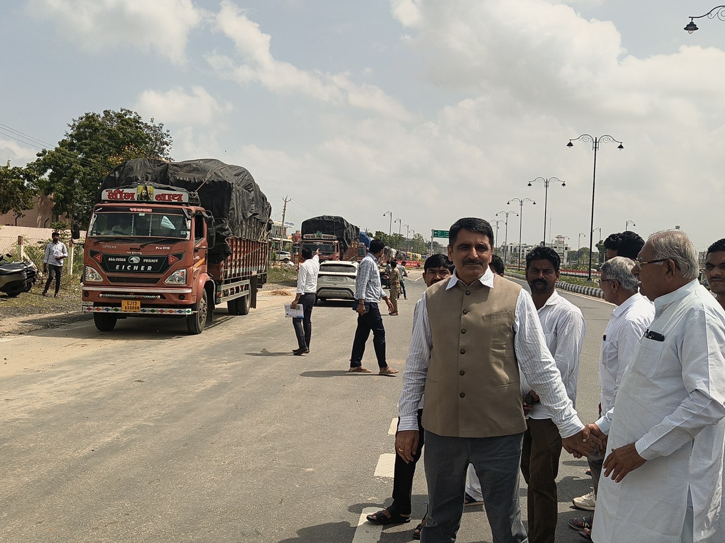 Grass depots for livestock started in four talukas of Banaskantha | પશુપાલકોને  રાહત: બનાસકાંઠાના ચાર તાલુકામાં પશુધન માટે ઘાસ ડેપો શરૂ - Tharad News |  Divya Bhaskar