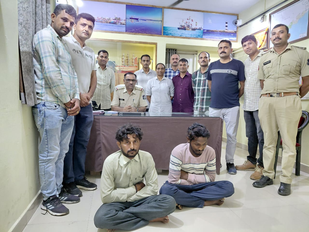 દરિયામાંથી પકડાયેલા બે આરોપીઓને નવાબંદર પોલીસ સ્ટેશને લાવવામાં આવ્યા હતા. એ પછી ત્રીજો આરોપી પણ દરિયામાંથી પકડાઈ ગયો હતો.