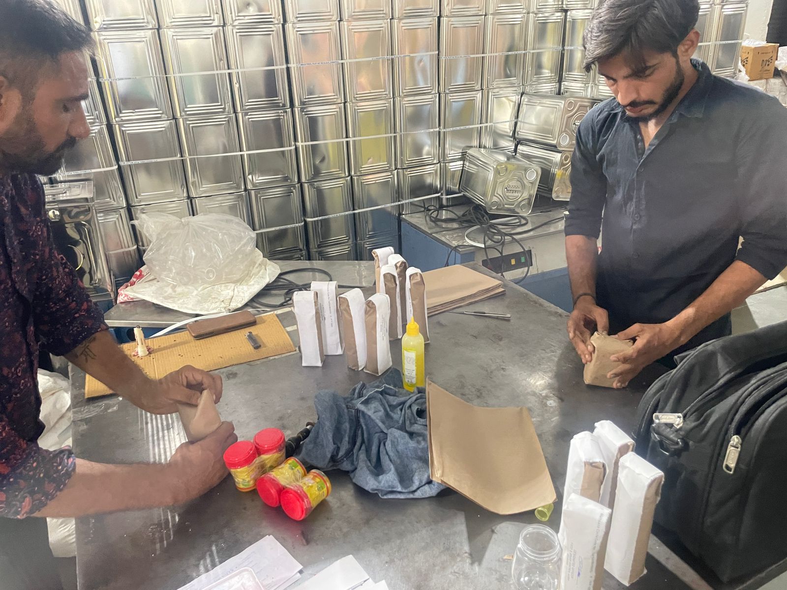 Mehsana food department caught red-handed during Diwali, police raid | દિવાળી  ટાણે જ 96 લાખનું શંકાસ્પદ ઘી ઝડપાયું: ફૂડ વિભાગ ઊંઘતું રહ્યું'ને પોલીસે  દરોડો પાડ્યો, સેમ્પલ ...