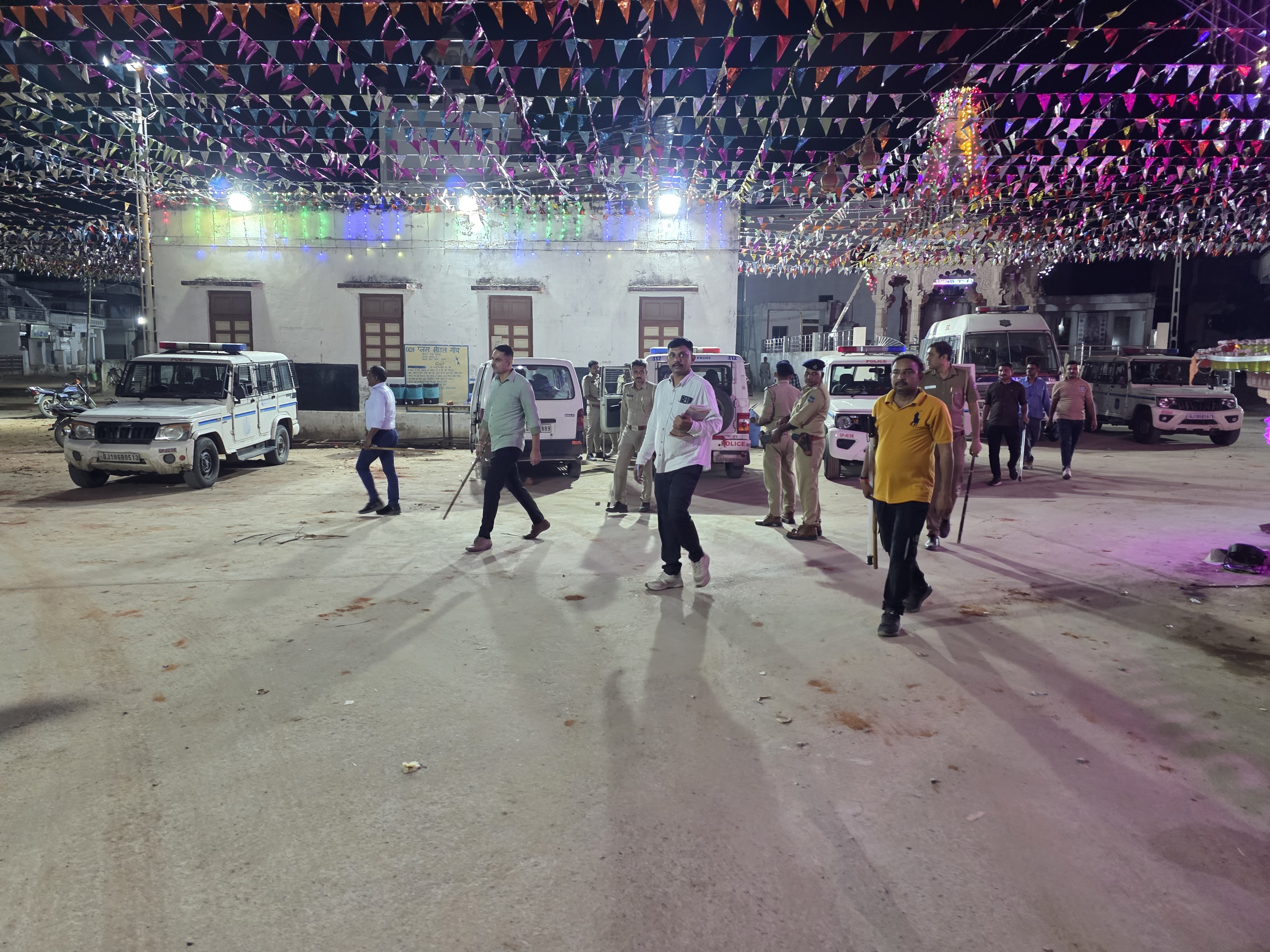 Sabarkantha Prantij Majra Village Clash; Two Groups Fight Over Religious  Event; 20 Injured Vehicles Torched | સાબરકાંઠાના મજરા ગામે હિંસક જૂથ અથડામણ:  પ્રેમલગ્ન અને મંદિર વહીવટની જૂની ...