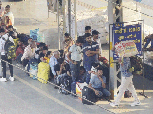 Overcrowding hits Surat–North India trains during Diwali - Surat News | Bhaskar English
