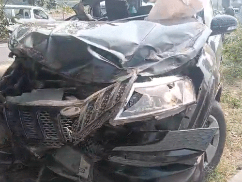 Vadodara XUV Car Accident; Doctor Family One Dead, Four Injured PHOTOS, VIDEOS | ડિવાઇડર સાથે અથડાયા બાદ XUV કાર ઝાડ પર ઊંધી લટકી: વડોદરામાં મુંબઈના ડોક્ટર પરિવારનો ગમખ્વાર ...