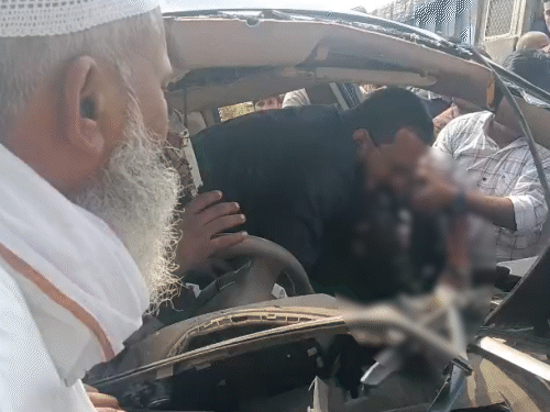 Vadodara XUV Car Accident; Doctor Family One Dead, Four Injured PHOTOS, VIDEOS | ડિવાઇડર સાથે અથડાયા બાદ XUV કાર ઝાડ પર ઊંધી લટકી: વડોદરામાં મુંબઈના ડોક્ટર પરિવારનો ગમખ્વાર ...