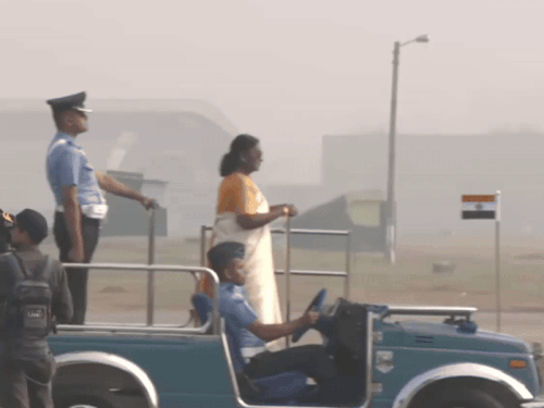 द्रौपदी मुर्मू ने जिप्सी पर सवार होकर अंबाला वायुसेना स्टेशन पर परेड का निरीक्षण किया।