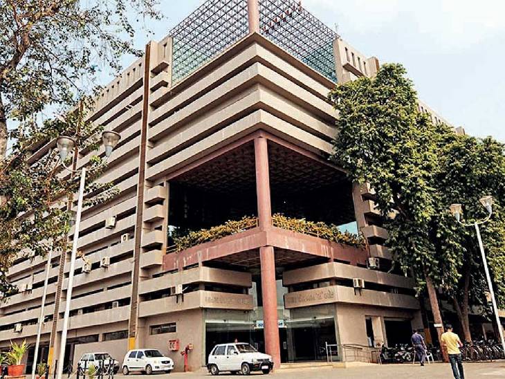 AMC officials transferred | AMCના 6 આસિસ્ટન્ટ મ્યુ. કમિશનરની બદલી: ત્રણને ફરી જૂની જગ્યાએ મૂકી દેવાયા, આરોગ્ય વિભાગના અધિકારીઓ અલગ અલગ જવાબદારી સોંપાઈ ...