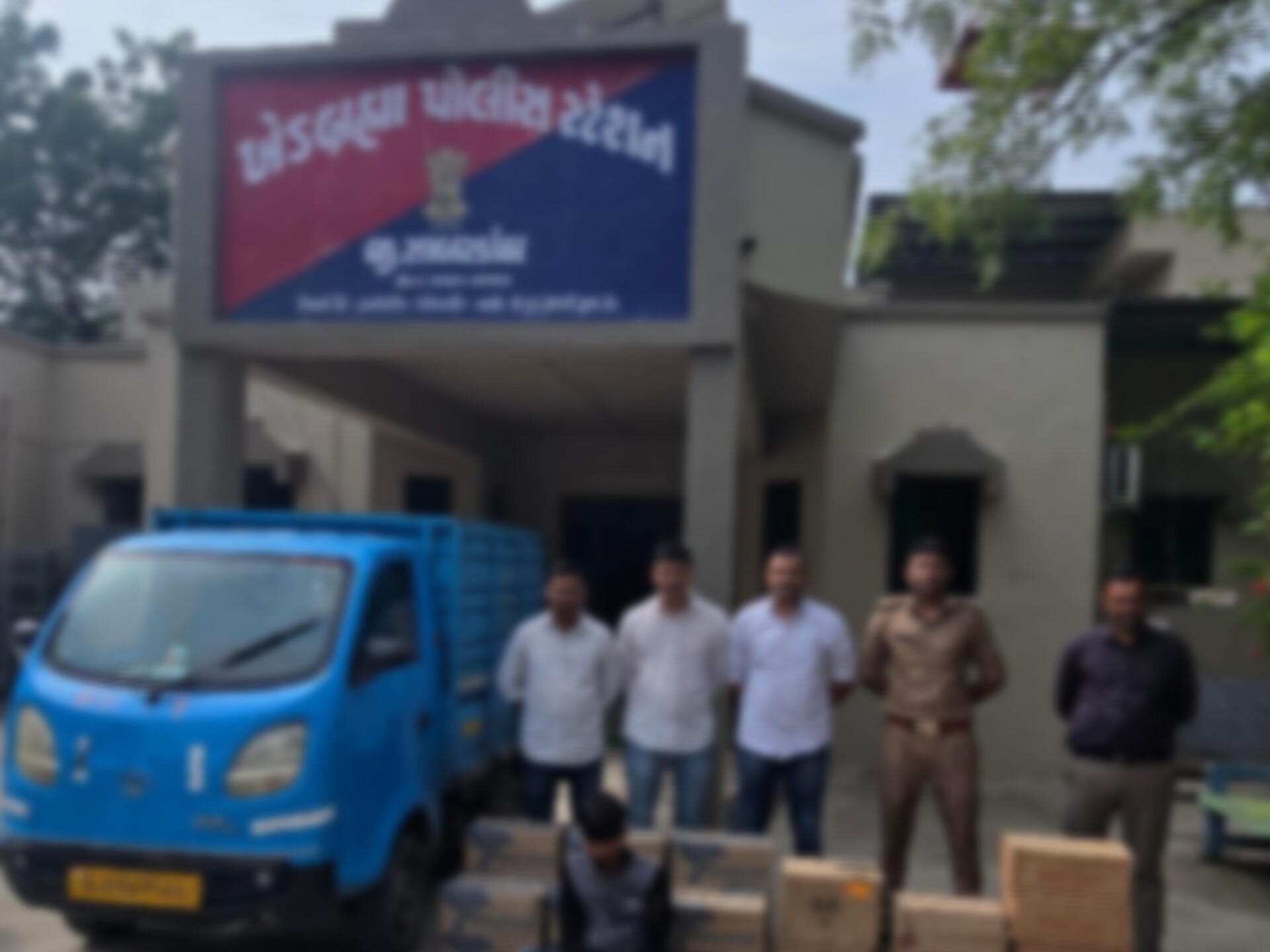 Police Seize Foreign Liquor Scrap Khedbrahma Sabarkantha Arrest | ભંગારની આડમાં દારૂની હેરાફેરી: ખેડબ્રહ્મામાં વિદેશી દારૂ ઝડપાયો, પોલીસે ₹1.51 લાખનો મુદ્દામાલ જપ્ત કરી ...