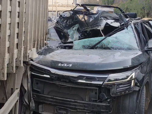 Car crashes into parked truck on Ahmedabad SG Highway Man dies, 2 girls  injured after Kia car collides with parked truck - Ahmedabad News | Bhaskar  English