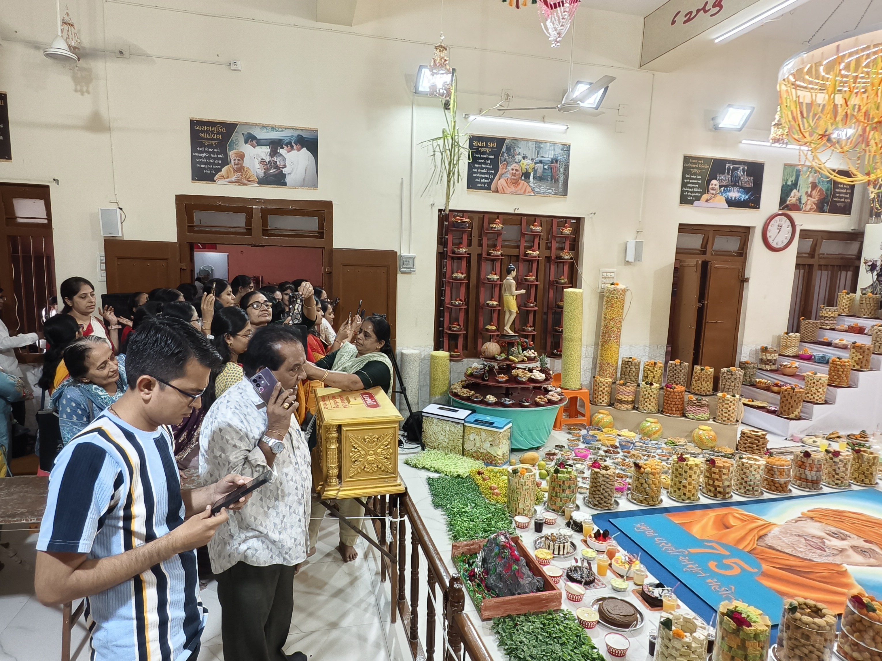 A grand Annakutotsav was held at the Porbandar BAPS temple. | પોરબંદર ...