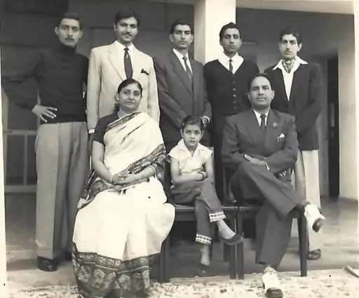 પ્રેમ ચોપરા માતા-પિતા અને ભાઈ-બહેન સાથે.