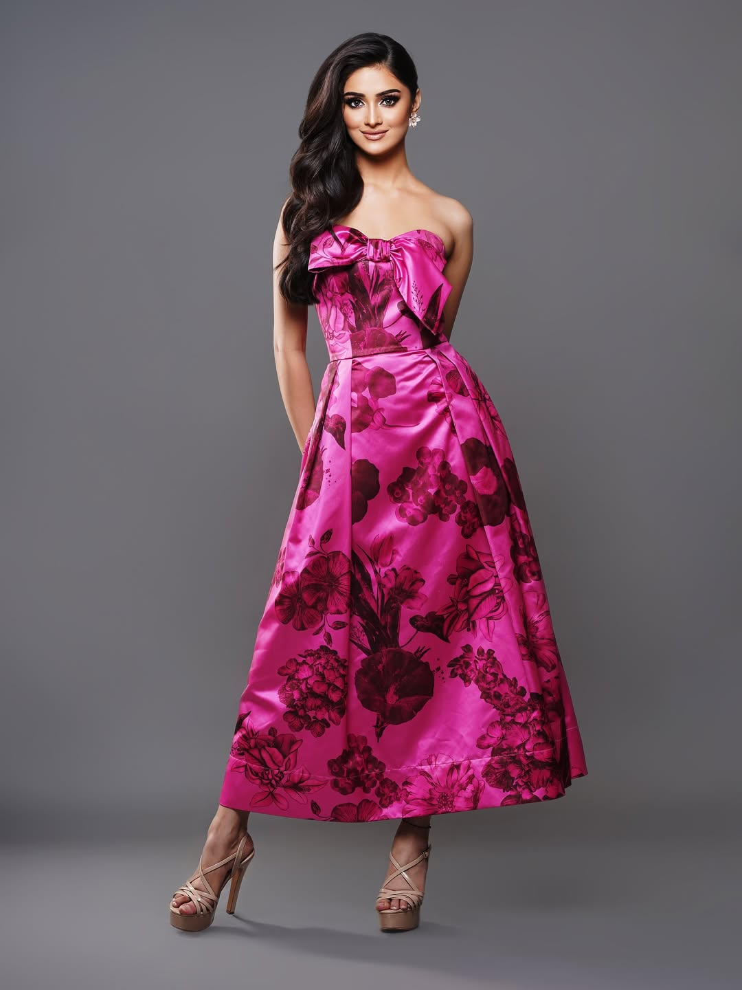 મનિકાએ બેજ કલર હાઇ હિલ્સ સાથે લુક કમ્પ્લિટ કર્યો હતો.