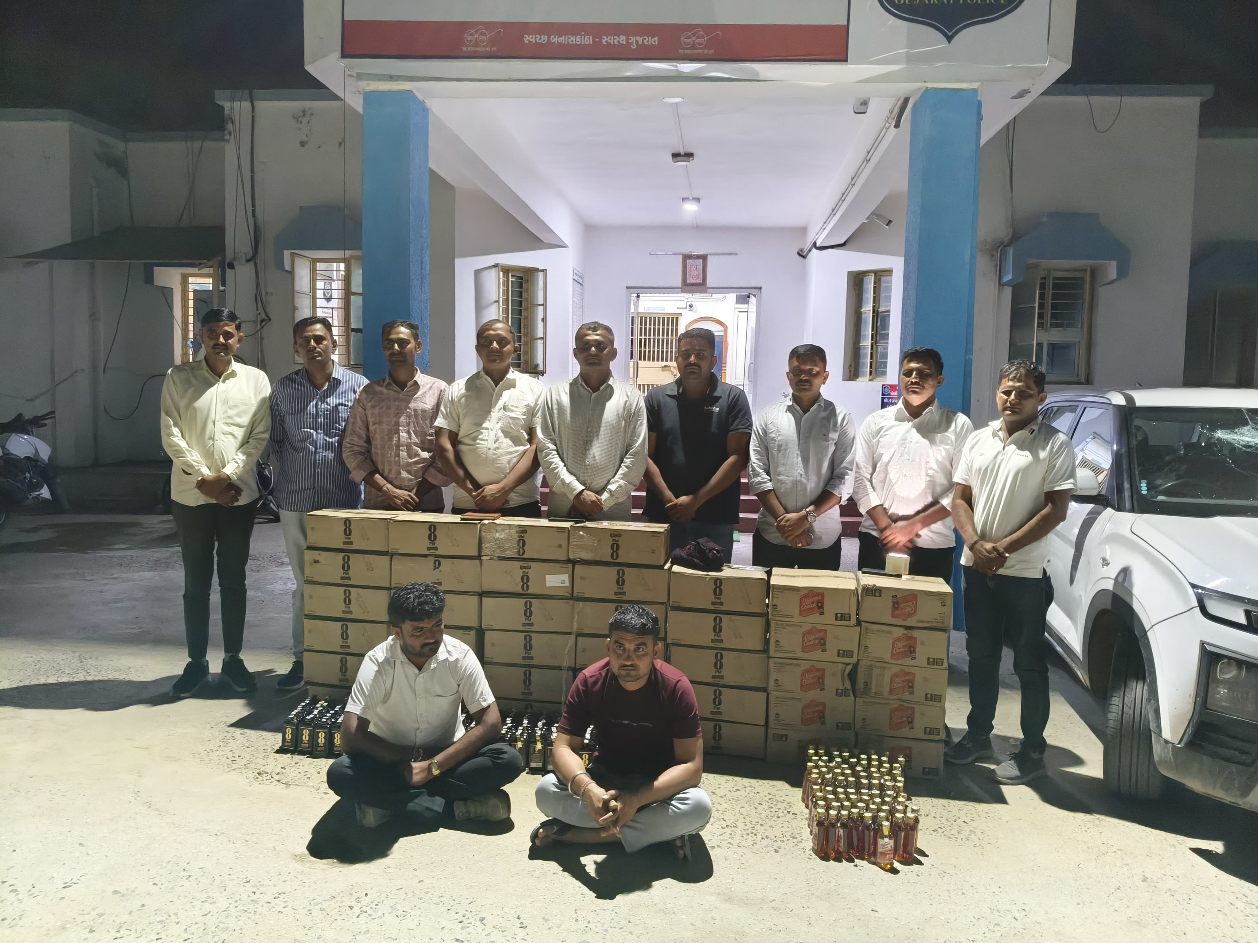 Tharad police seize foreign liquor worth over 23 lakhs | થરાદ પોલીસે 23  લાખથી વધુનો વિદેશી દારૂ ઝડપ્યો: બે અલગ-અલગ દરોડામાં ખોટી નંબર પ્લેટવાળા  વાહનોમાંથી જથ્થો ...