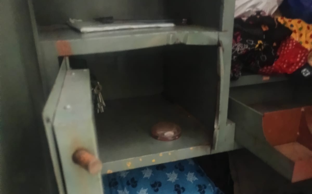 કબાટમાં રહેલાં દાગીના લઈ ચોરો ફરાર.