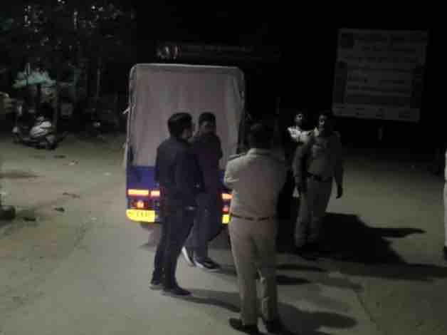 Narcotics raid in Palanpur, large quantity of banned drugs seized | પાલનપુરમાં નાર્કોટિક્સના દરોડા, પ્રતિબંધિત દવાઓનો મોટો જથ્થો જપ્ત: ગાંધીનગરથી પકડાયેલા દંપતીની ...