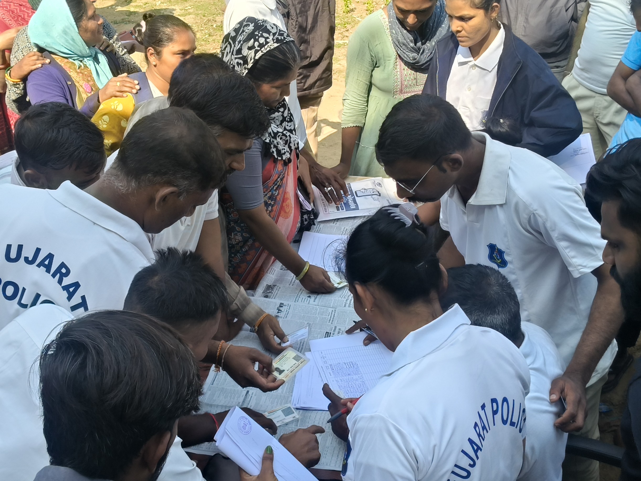 Idar Police Station GRD Recruitment Forms Youth Crowd | GRDની ભરતીના ફોર્મ  માટે યુવક-યુવતીઓ ઉમટ્યા: ઇડર પોલીસ મથકે યુવાનોની લાગી લાઈન, જિલ્લા પોલીસ  દ્વારા ભરતી ...