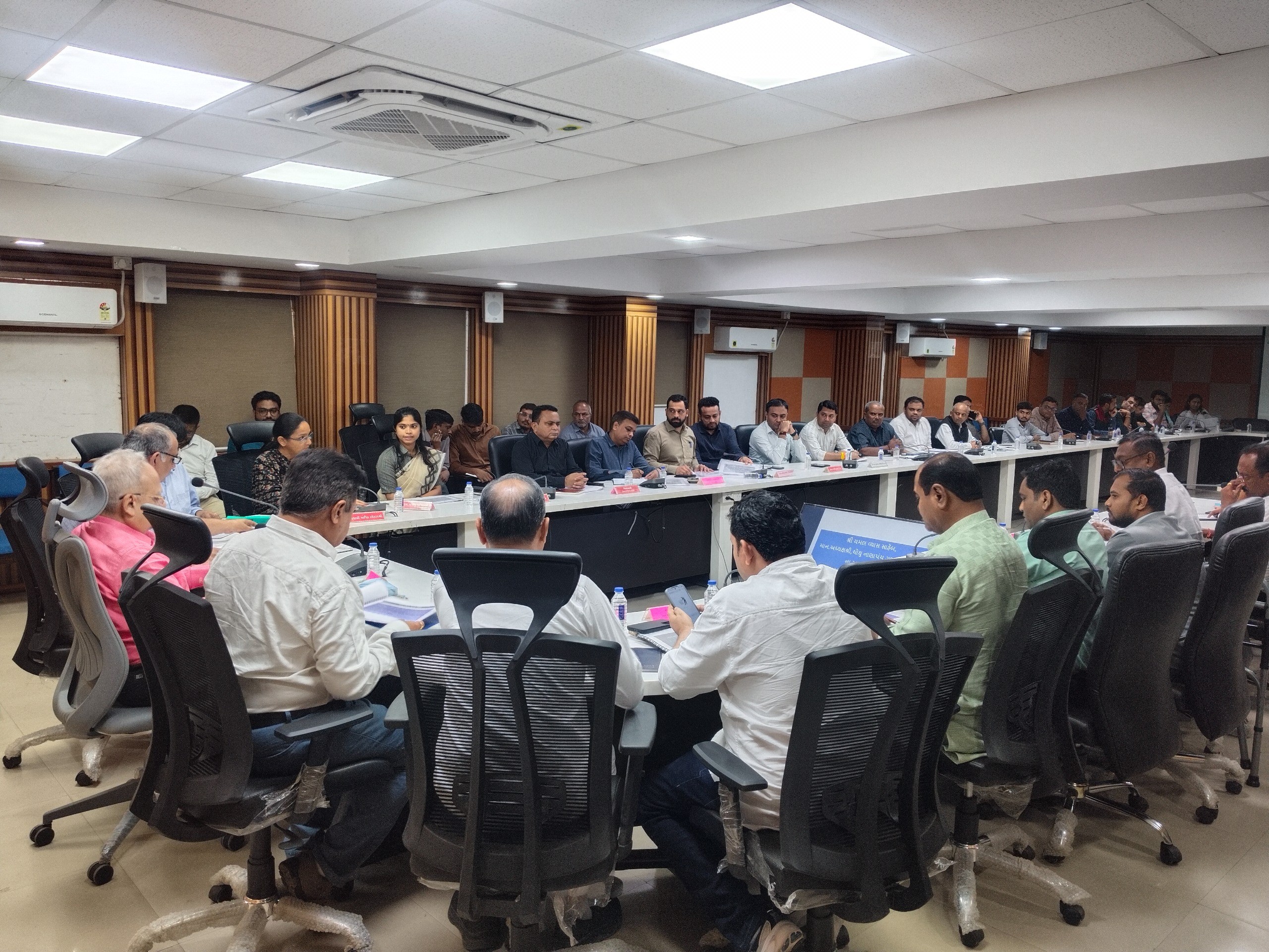 State Finance Commission Chairman Yamal Vyas visits Sabarkantha | રાજ્ય  નાણાં પંચ અધ્યક્ષે સાબરકાંઠાની મુલાકાત લીધી: જિલ્લા અમલીકરણ અધિકારીઓ સાથે  બેઠક યોજી - sabarkantha ...