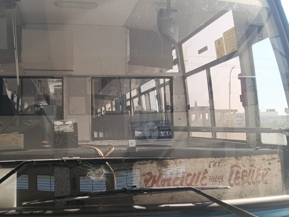 Patan-Sihore Highway Stone-Pelting 4 Vehicles 3 ST Buses Damaged Complaint  | પાટણ-શિહોરી હાઈવે પર 4 વાહનો પર પથ્થરમારો: 3 ST બસોના કાચ તૂટ્યા, ₹55,000નું  નુકસાન, ફરિયાદ નોંધાઈ ...