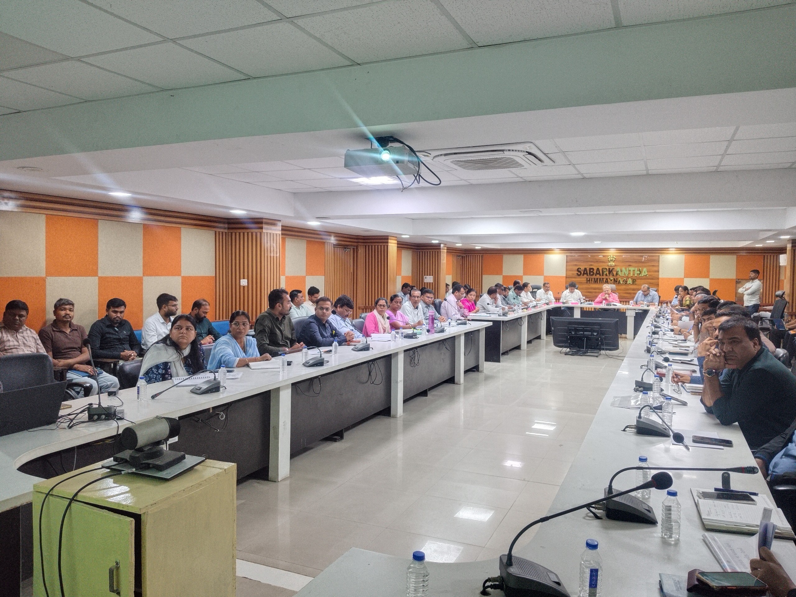 State Finance Commission Chairman Yamal Vyas visits Sabarkantha | રાજ્ય  નાણાં પંચ અધ્યક્ષે સાબરકાંઠાની મુલાકાત લીધી: જિલ્લા અમલીકરણ અધિકારીઓ સાથે  બેઠક યોજી - sabarkantha ...