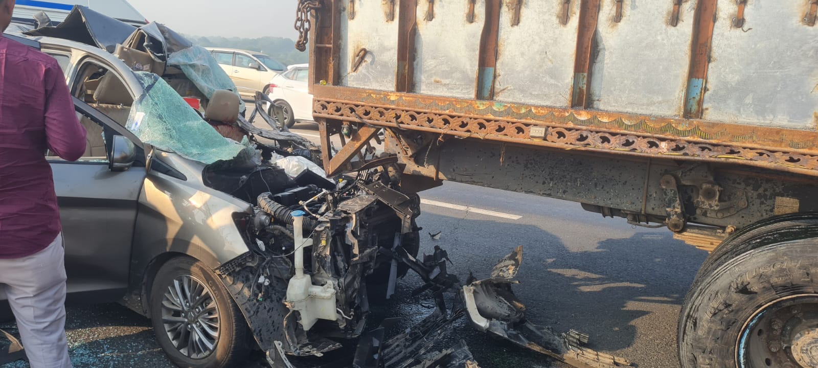 accident-truck-bus-on-expressway-two-dead