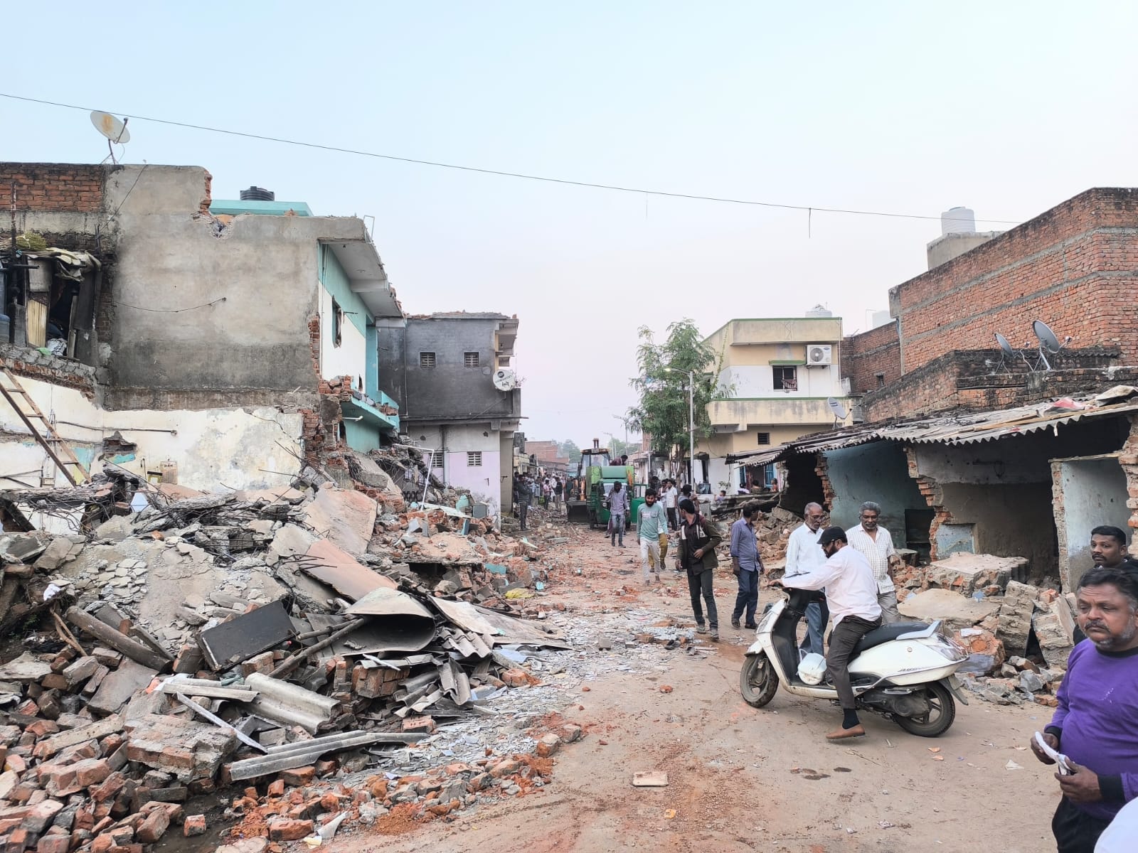 115 houses and shops on TP Road, passing through the society near Hatkeshwar  Sub-Zonal Office, were demolished. | 115 મકાનો-દુકાનો પર બૂલડોઝર ફેરવાયું: હાટકેશ્વર  સબ ઝોનલ ઓફિસ પાસેની ...